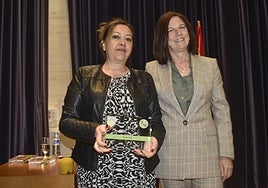 Mar Domínguez, directora de HOY, recibe el reconocimiento de la UEx.