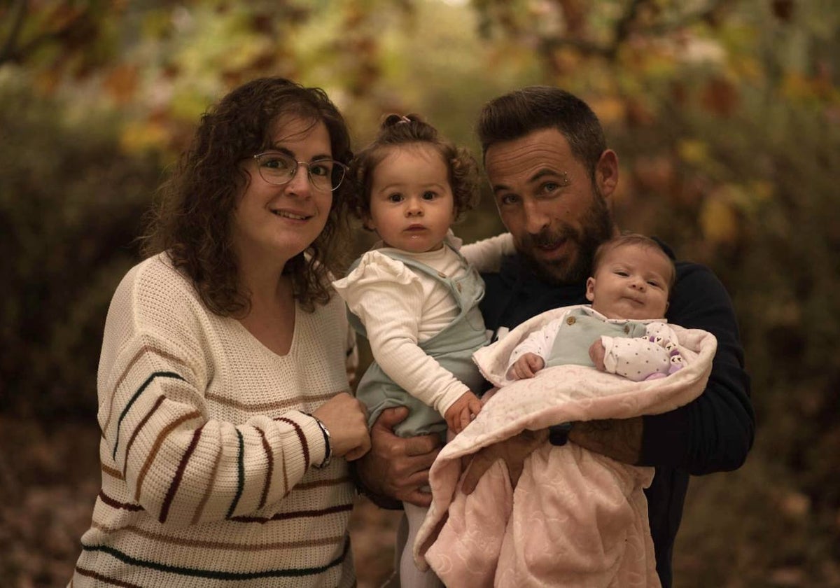 Nazaret y Alberto con sus dos hijas.