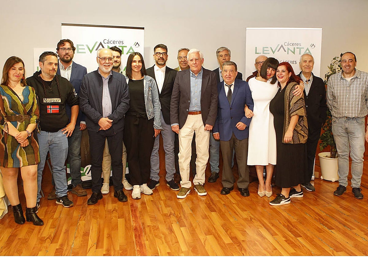 Felipe Vela, en el centro, con otros candidatos de Levanta Cáceres y el regionalista Pedro Cañada.