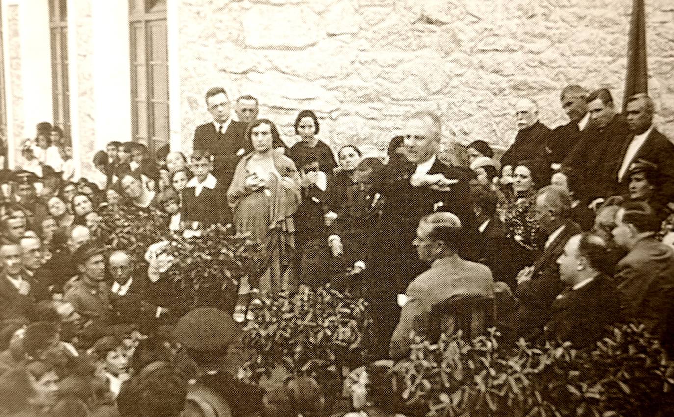 1935. Intervención de León Leal en la inauguración de las Escuelas de Casar de Cáceres. A la izquierda, vestido con túnica, está el que fue profesor de Casar de Cáceres durante cuarenta años Helénides de Salamina, el alter ego de Ángel Rodríguez Campos (1884-1956).