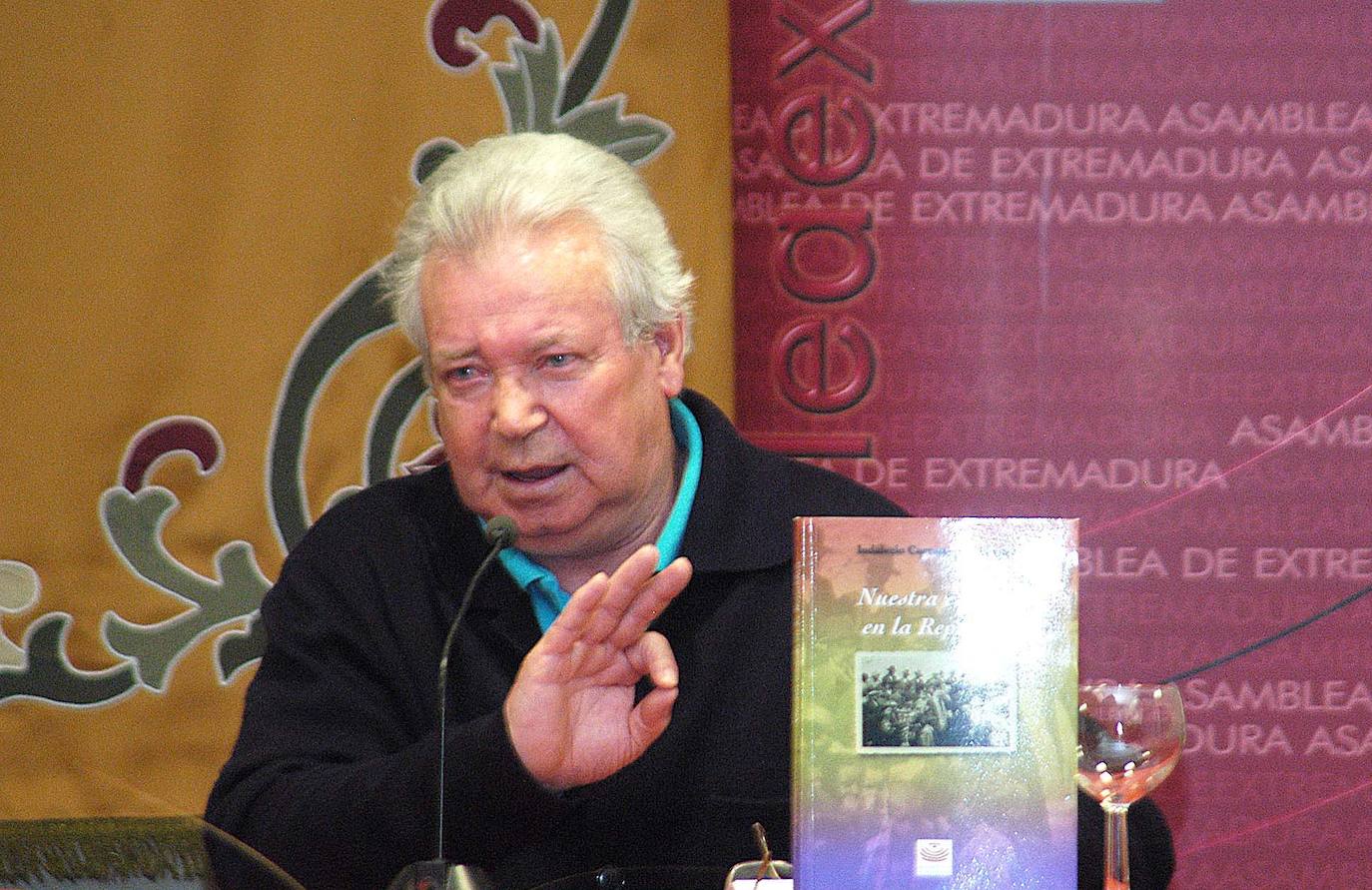 Indalecio Carrasco presentando en 2008 su libro ‘Nuestra escuela en la República’.