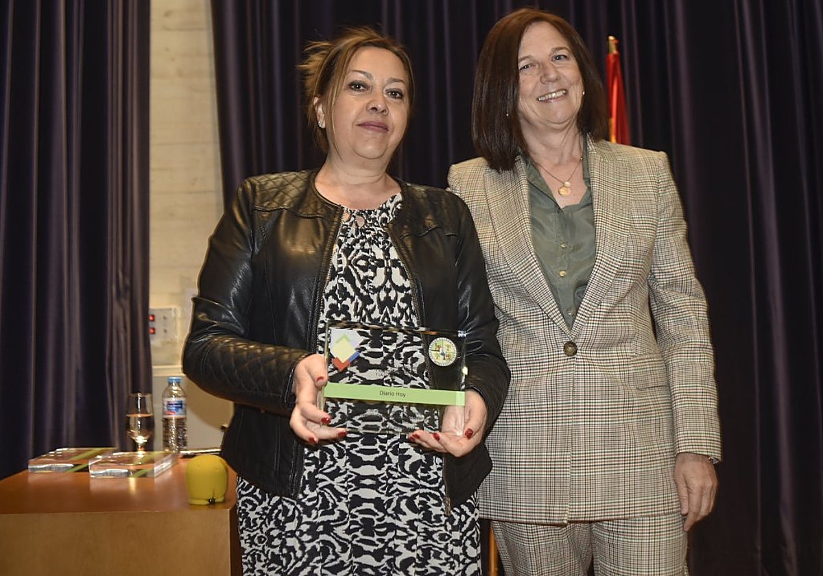 La UEx homenajea a HOY por su 90 aniversario