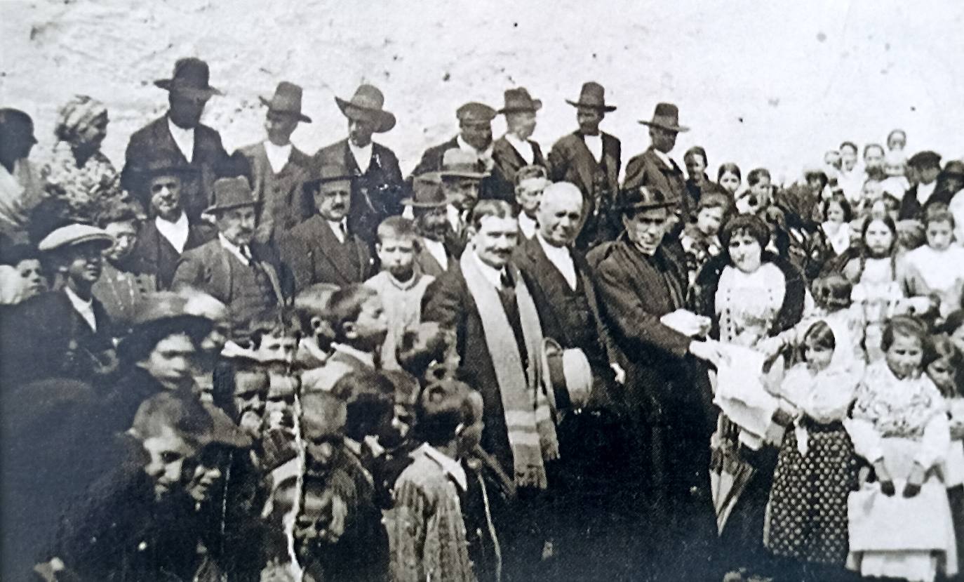 1920. La profesora de Serradilla Rosario Marchante recogiendo donaciones para el ropero escolar.