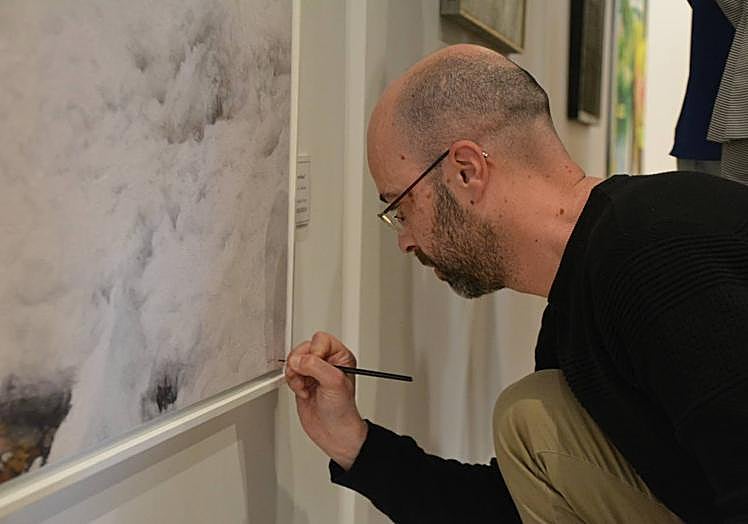 Guillermo Sedano Vivanco firma su obra «Invierno blanco»