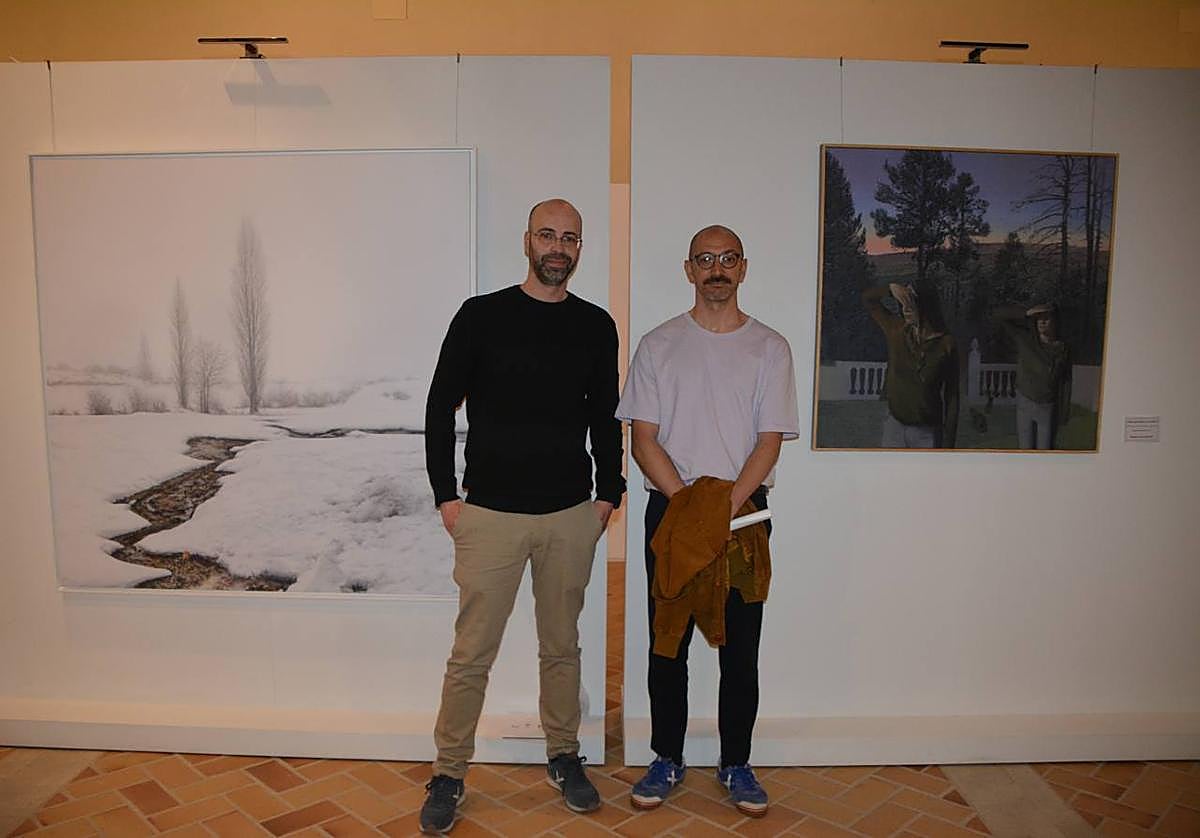 Guillermo Sedano Vivanco e Ignacio Estudillo Pérez posan junto a sus obras en la exposición