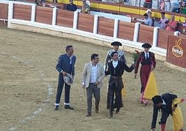 Diego Ventura dando la vuelta al ruedo con el ganadero José Luis Iniesta y el mayoral Ccurro Carrillo.