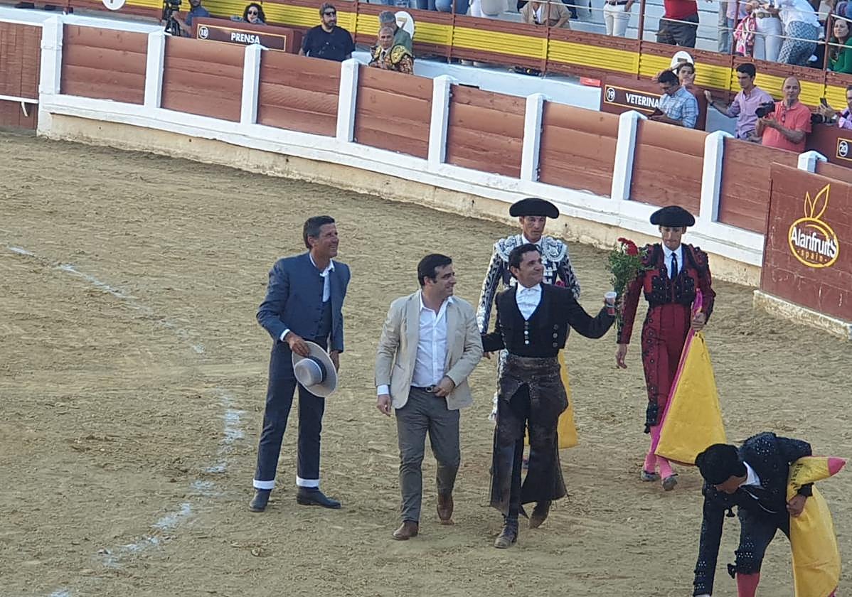 Diego Ventura dando la vuelta al ruedo con el ganadero José Luis Iniesta y el mayoral Ccurro Carrillo.