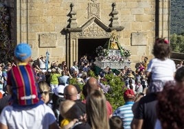 Momento en el que la imagen de la Virgen del Puerto sale de la emirta en el inicio de la procesión.