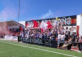 La afición del Llerenense celebrando el ascenso.