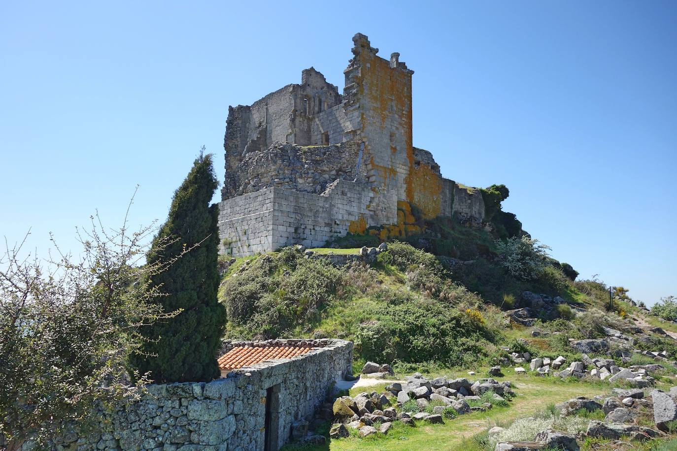 Castillo y cementerio de Trevejo