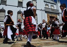 Jateros de la sección infantil interpretan el Candil en el Paseo de la Constitución