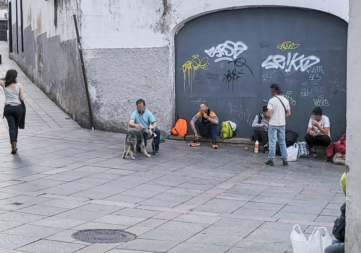 Varios usuarios esperan, ayer por la tarde, la apertura del centro de transeúntes de la calle Ríos Verdes.