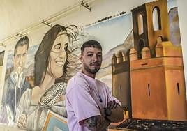 'Chino' junto al mural 'El mirador de la Uex'.