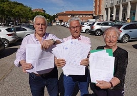 Pedro Ruiz, Anselmo Solana y María Josefa Nieto muestran las firmas recogidas.