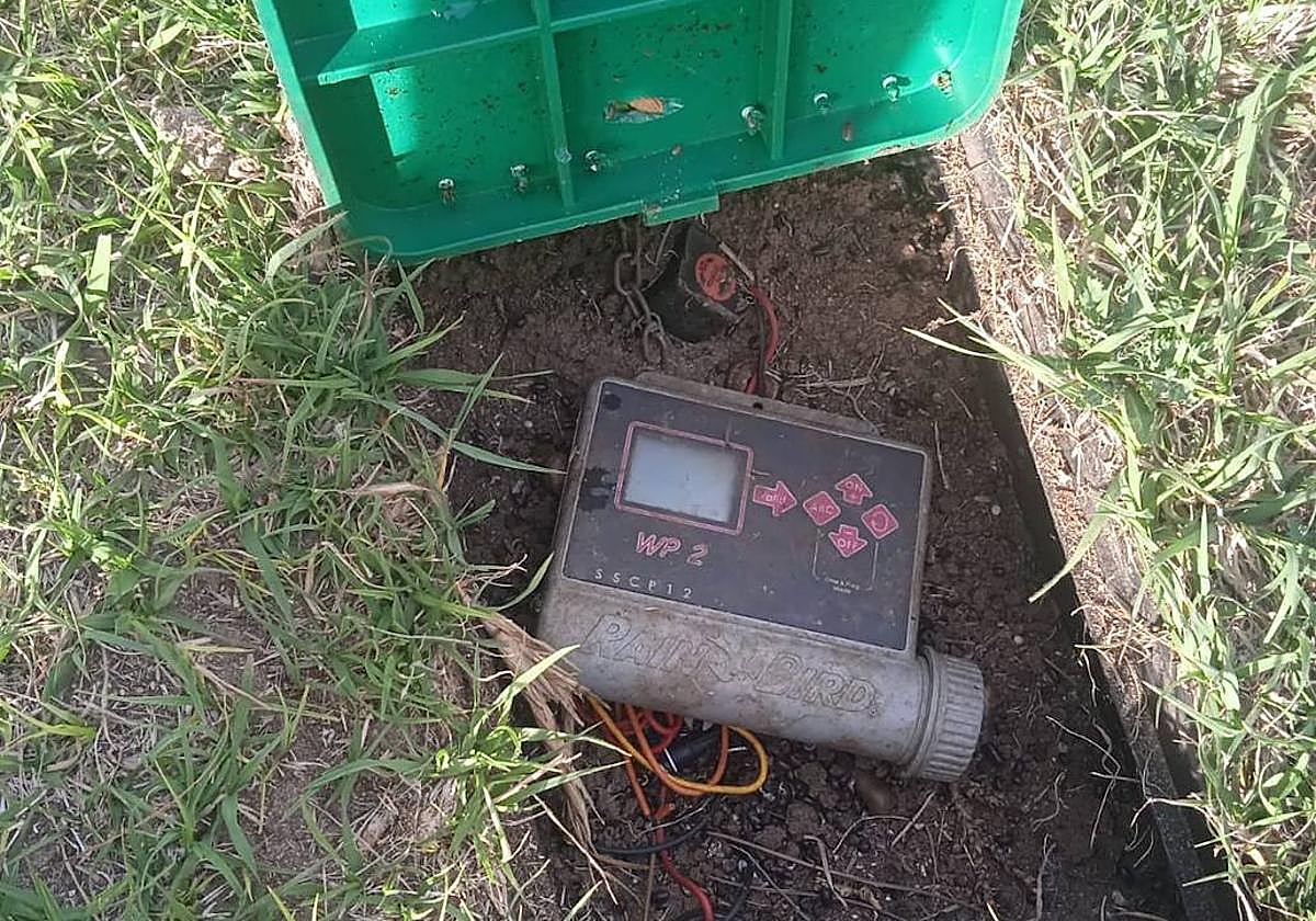 Uno de los ordenadores de riego rotos.