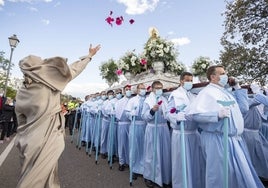 Una religiosa arroja pétalos de flores a la Virgen de la Montaña a su salida del Santuario, en 2022.