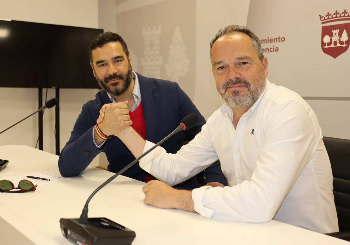 Paco Santos, acompañado por por David Dóniga, en su presentación como pregonero.