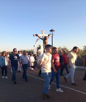 Imagen secundaria 2 - Vecinos de Abertura con su Cristo en procesión.