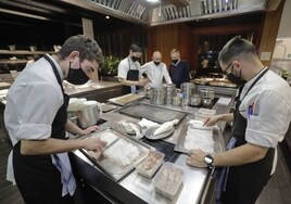 Empleados en el restaurante Atrio y, al fondo, sus dueños, en Cáceres.