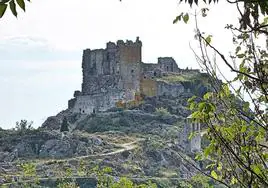 Vista del barojiano castillo de Trevejo.