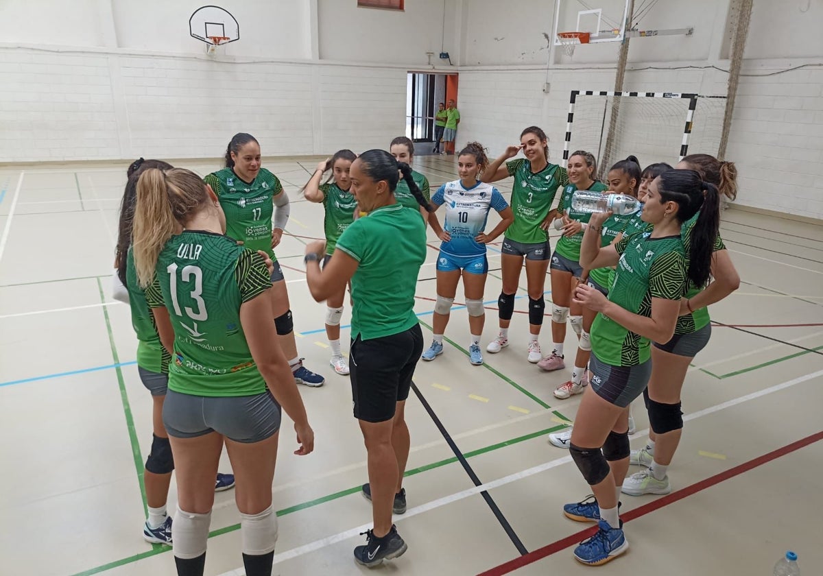 Flavia Lima dando instrucciones en un entrenamiento.