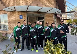 Integrantes de la plantilla del CV Almendralejo en la puerta del hotel de concentración.