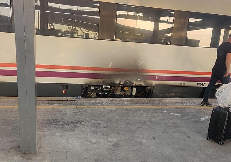 Parte afectada por el fuego en el vagón delantero que salió ardiendo