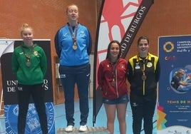 la extremeña Verónica Pablos, a la izquierda, en el tercer cajón del podio con la medalla de bronce en el Nacional Universitario.