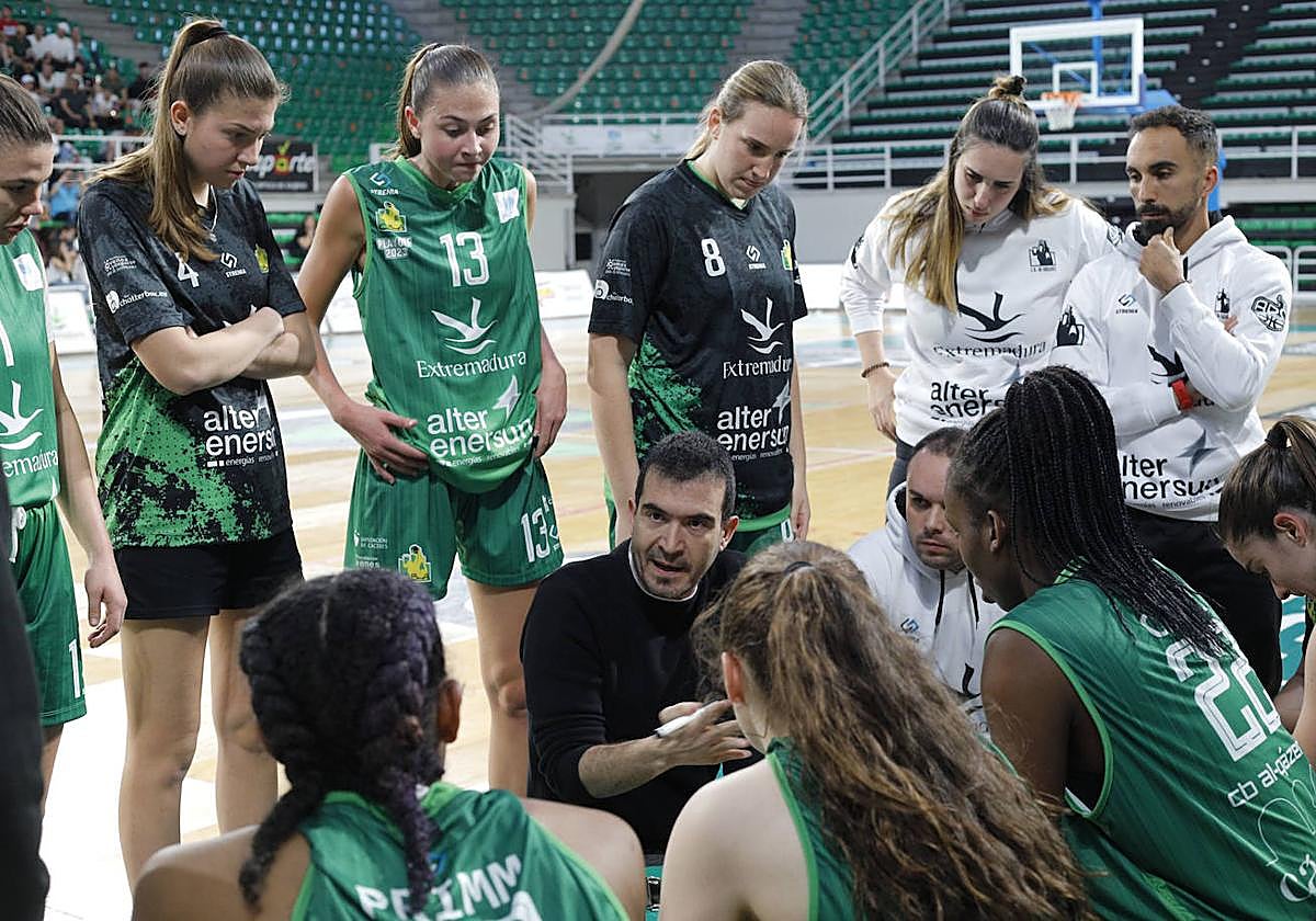 Jesús Sánchez, durante un tiempo muerto en el partido de ida.