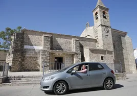 Juan Antonio Aroca, en el coche delante de la parroquia de Torreorgaz, una de las tres que atiende.