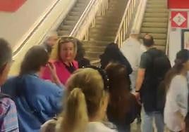 Pasajeros esperando en la estación de Leganés tras el desalojo del tren incendiado.
