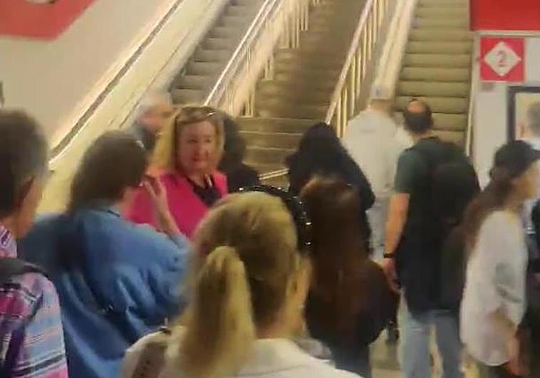 Pasajeros esperando en la estación de Leganés tras el desalojo del tren incendiado.