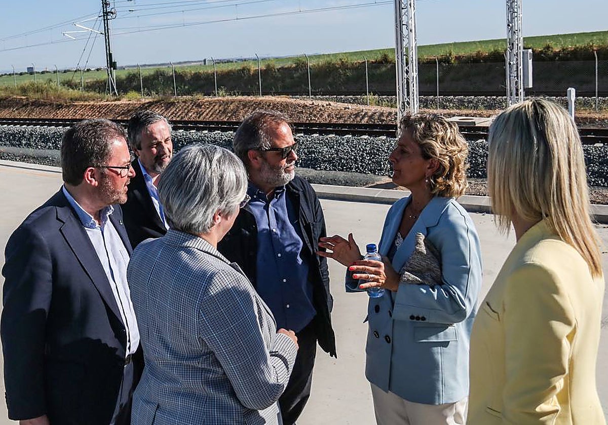 La ministra Ana Abrunhosa, con chaqueta azul clara, habla con los consejeros extremeños.