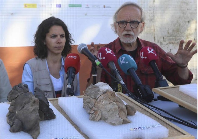 Esther Rodríguez y Sebastián Celestino, el pasado martes, en el yacimiento del Turuñuelo.