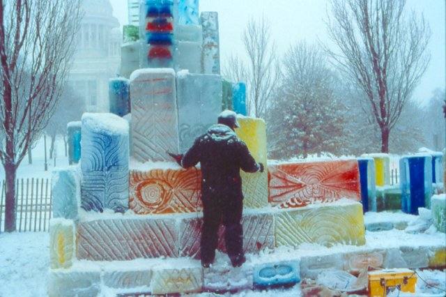 Bert L. Long realizando una escultura de hielo.