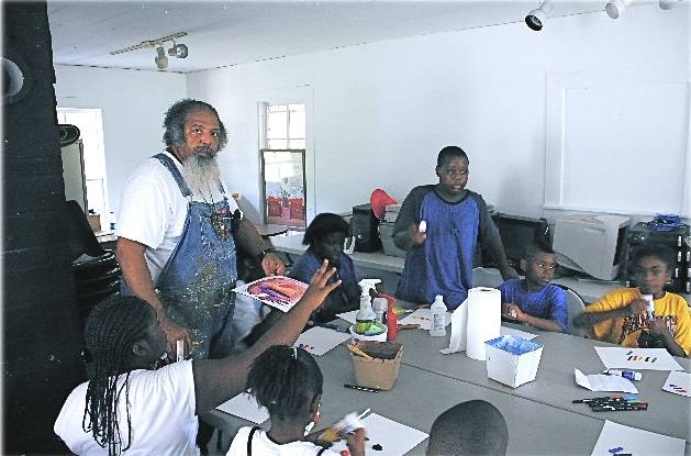 Bert enseñando pintura a unos jóvenes en Houston en el año 2008.