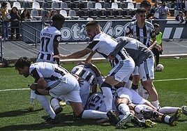 Celebración de un tanto en la última victoria del Badajoz, cosechada frente al Unionistas.