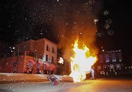 Los cacereños se entregan a la fiesta de San Jorge en una noche de fuego y leyenda