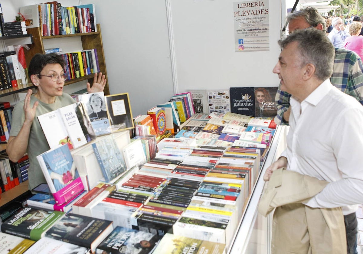 Manuel Vilas, premio Nadal 2023, conversó con los libreros antes de iniciar la presentación de 'Nosotros'.