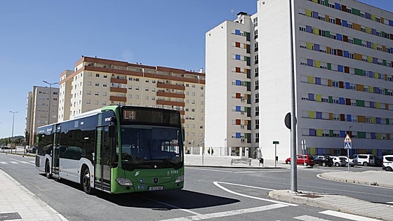 El Junquillo de Cáceres entrega 400 firmas para tener una segunda parada de autobús