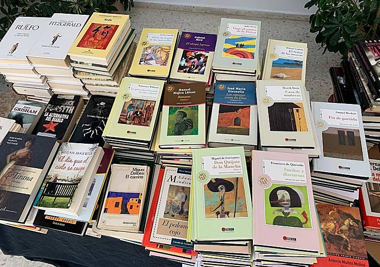 Imagen principal - Comienza el Mercadillo Solidario del Libro de Segunda Mano de Calamonte