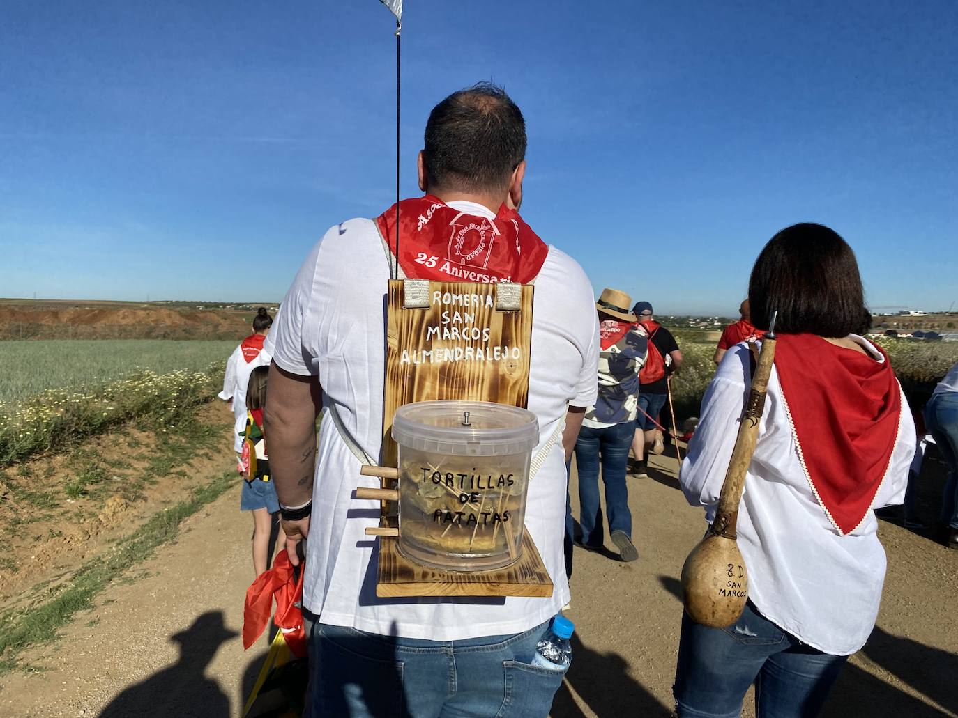 Romeros y carretas hacen el camino de San Marcos en Almendralejo (I)