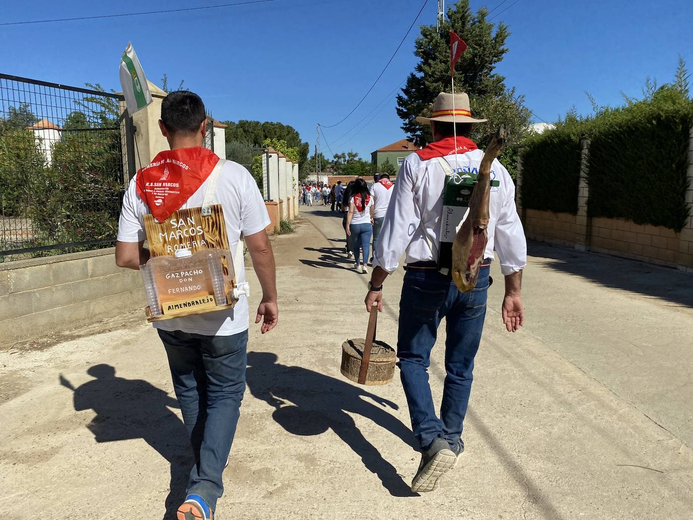 Romeros y carretas hacen el camino de San Marcos en Almendralejo (I)