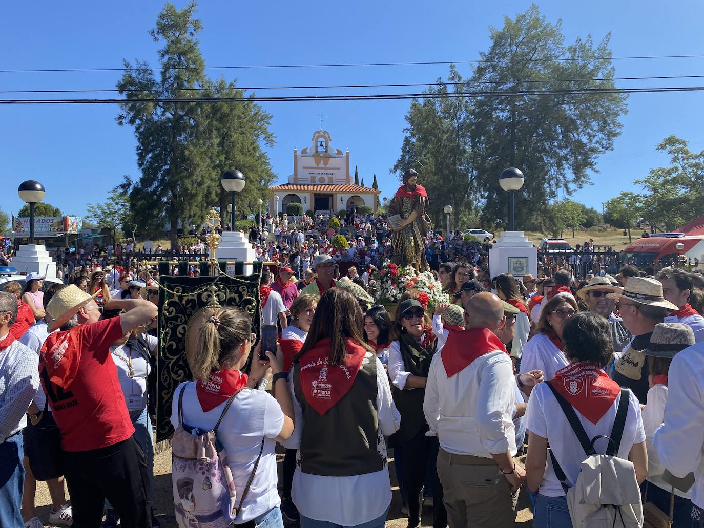 Romeros y carretas hacen el camino de San Marcos en Almendralejo (II)