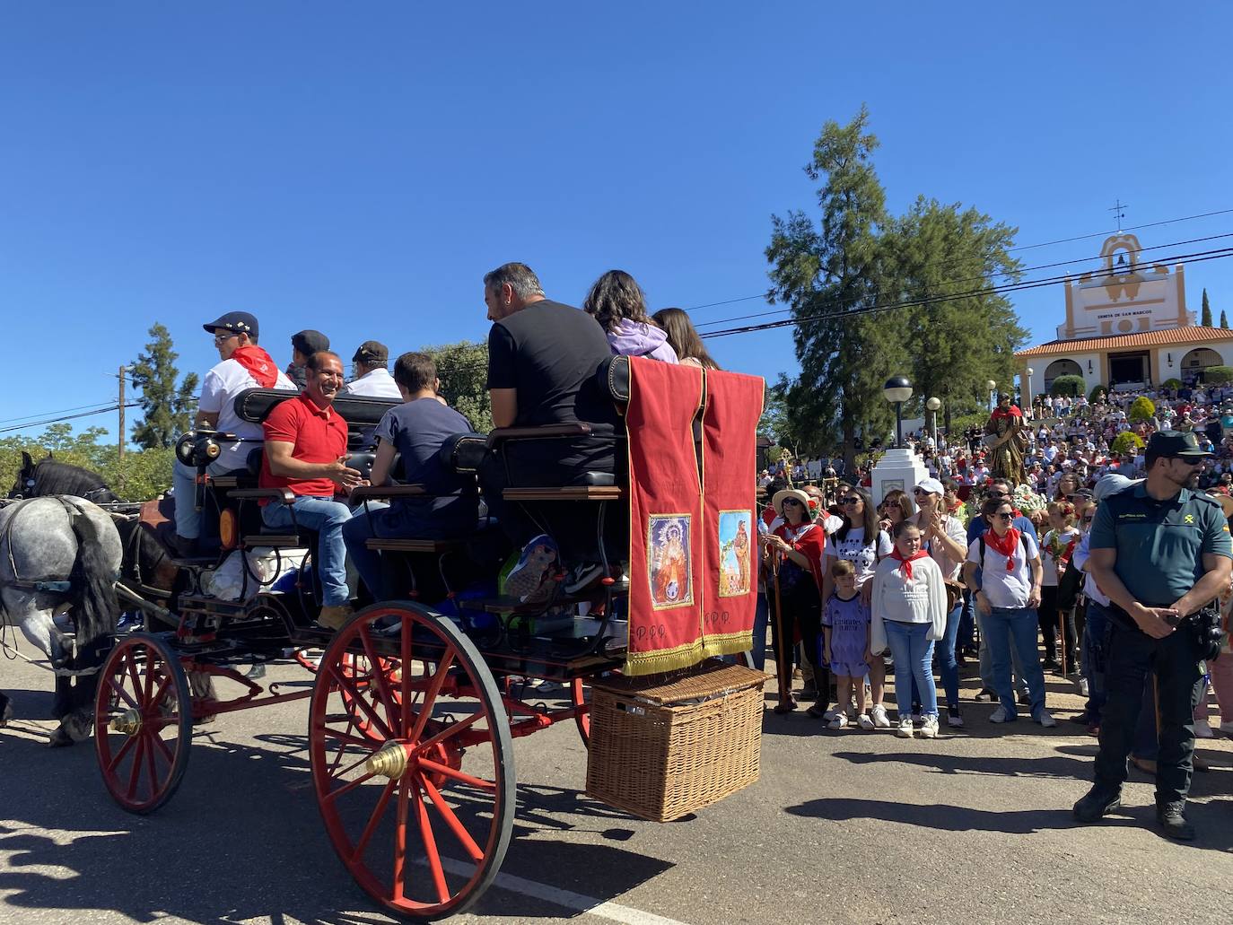 Romeros y carretas hacen el camino de San Marcos en Almendralejo (II)