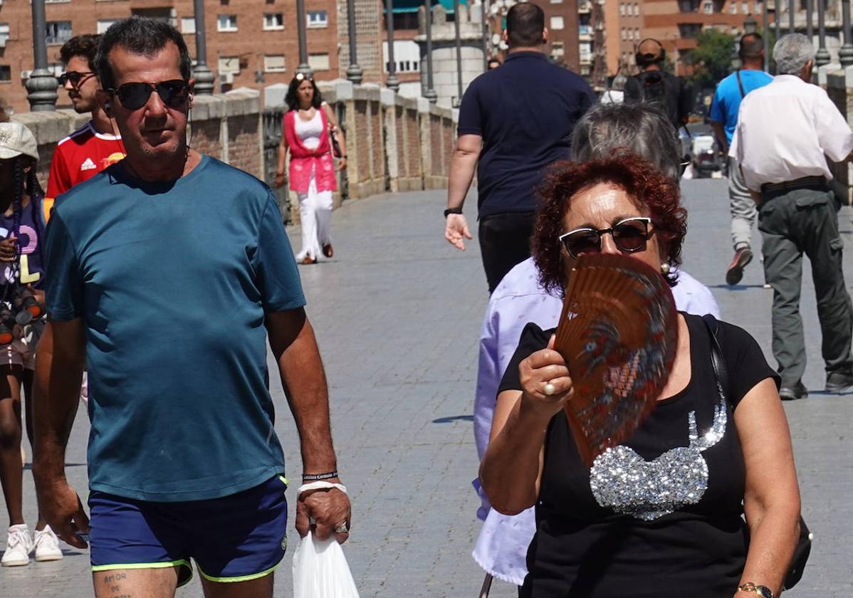 Una mujer combate el calor con un abánico esta mañana en Badajoz.