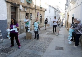 La Virgen de la Montaña recorre las calles de Cáceres, que recibe a su patrona con calor y folclore