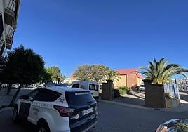 Ambulancia y Guardia Civil en el exterior del polideportivo de Monesterio.