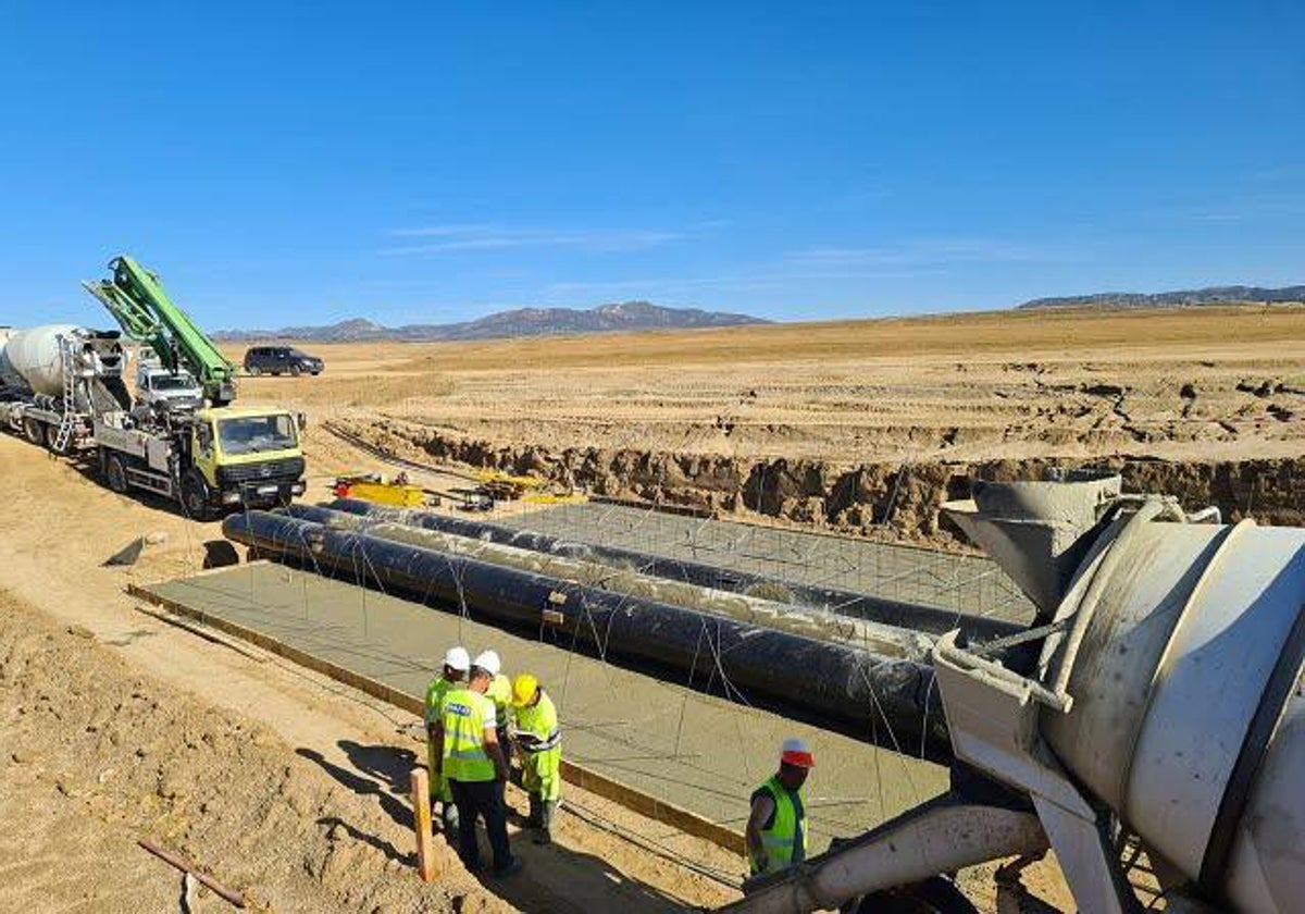 Obras del regadío de Monterrubio de la Serena, una imagen que cada vez está más cerca de darse en Tierra de Barros.