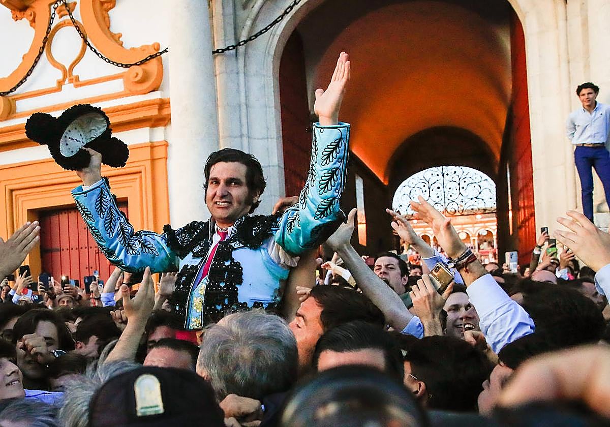 El diestro Morante de la Puebla sale por la Puerta del Príncipe tras cortar dos orejas y rabo a su segundo toro.